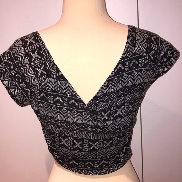 NOLLIE by PACSUN Reversible Aztec Crop Top - Picture 1 of 4